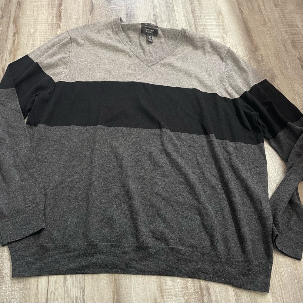 Nordstrom Men’s Shop 100% Extra Fine Merino Wool v neck Gray Black sweater